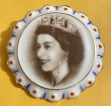 QUEEN ELIZABETH II VINTAGE COALPORT FINE BONE CHINE BROOCH PIN MADE IN ENGLAND
