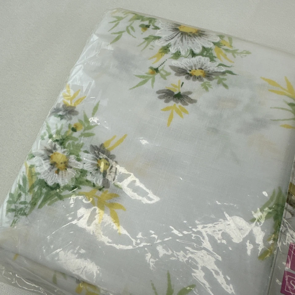 VINTAGE SEARS ROEBUCK SWEET DAISIES YELLOW GREEN FLORAL 2 STANDARD PILLOWCASES - Image 2 of 4
