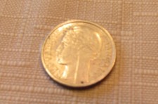 Moneda francesa de aluminio Morlon 1942 de 2 francos vintage de la Segunda Guerra Mundial