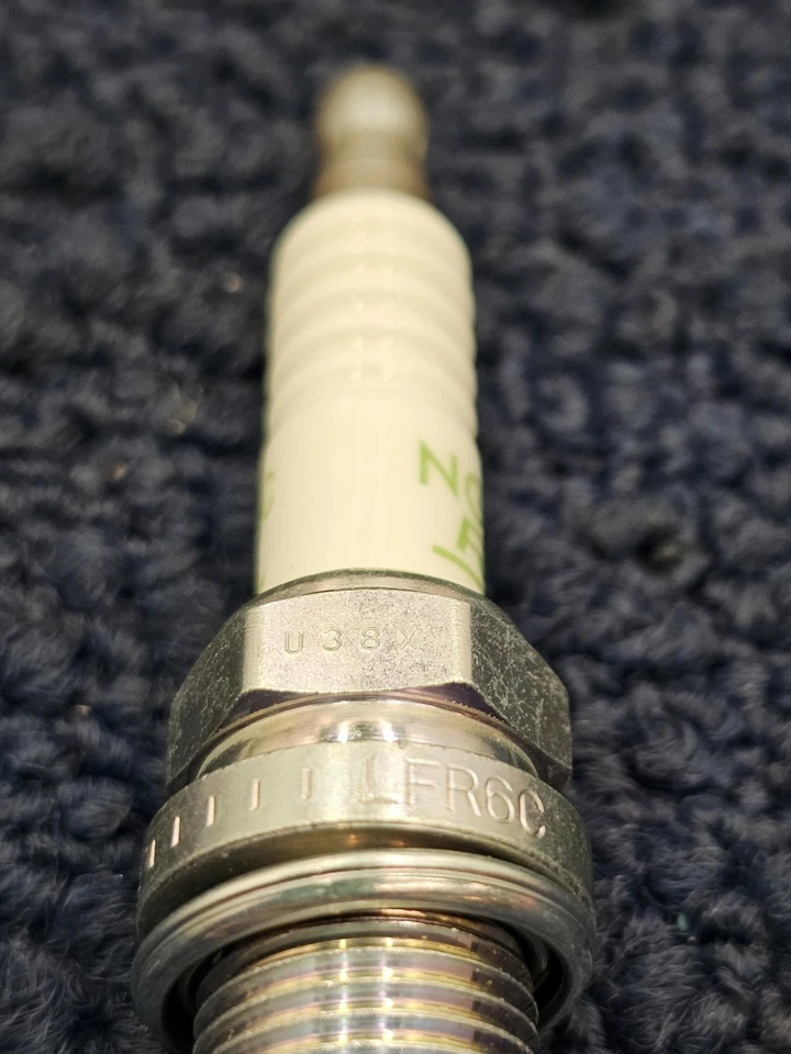 (CANTIDAD 7) Bujía NGK 7787 LFR6C-11 V-Power para Toyota Tacoma 2005-2014 2x2 Foto 3 de 4