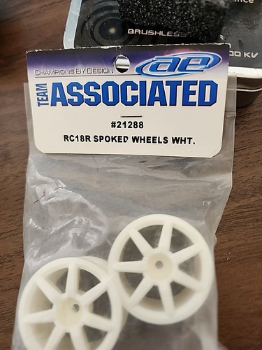 Team Associated RC18R White Spoked Wheels # 21288 1/18 New - Picture 2 of 3