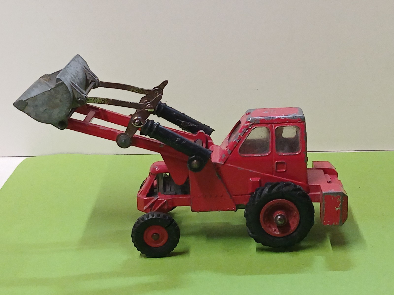 Dinky 437, Muir Hill 2WL Loader - Free Price Guide & Review