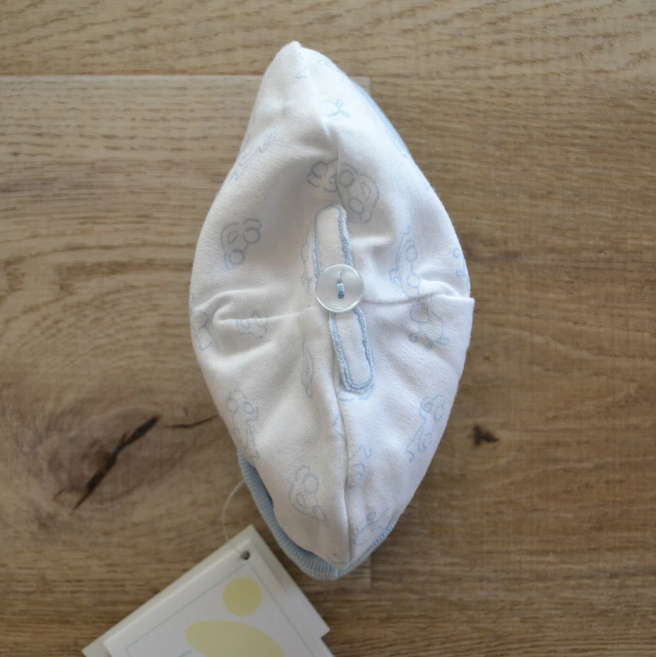 Gorra de bebé de algodón azul y blanco Le Top para coches, camiones y aviones, 0-6M Foto 3 de 3