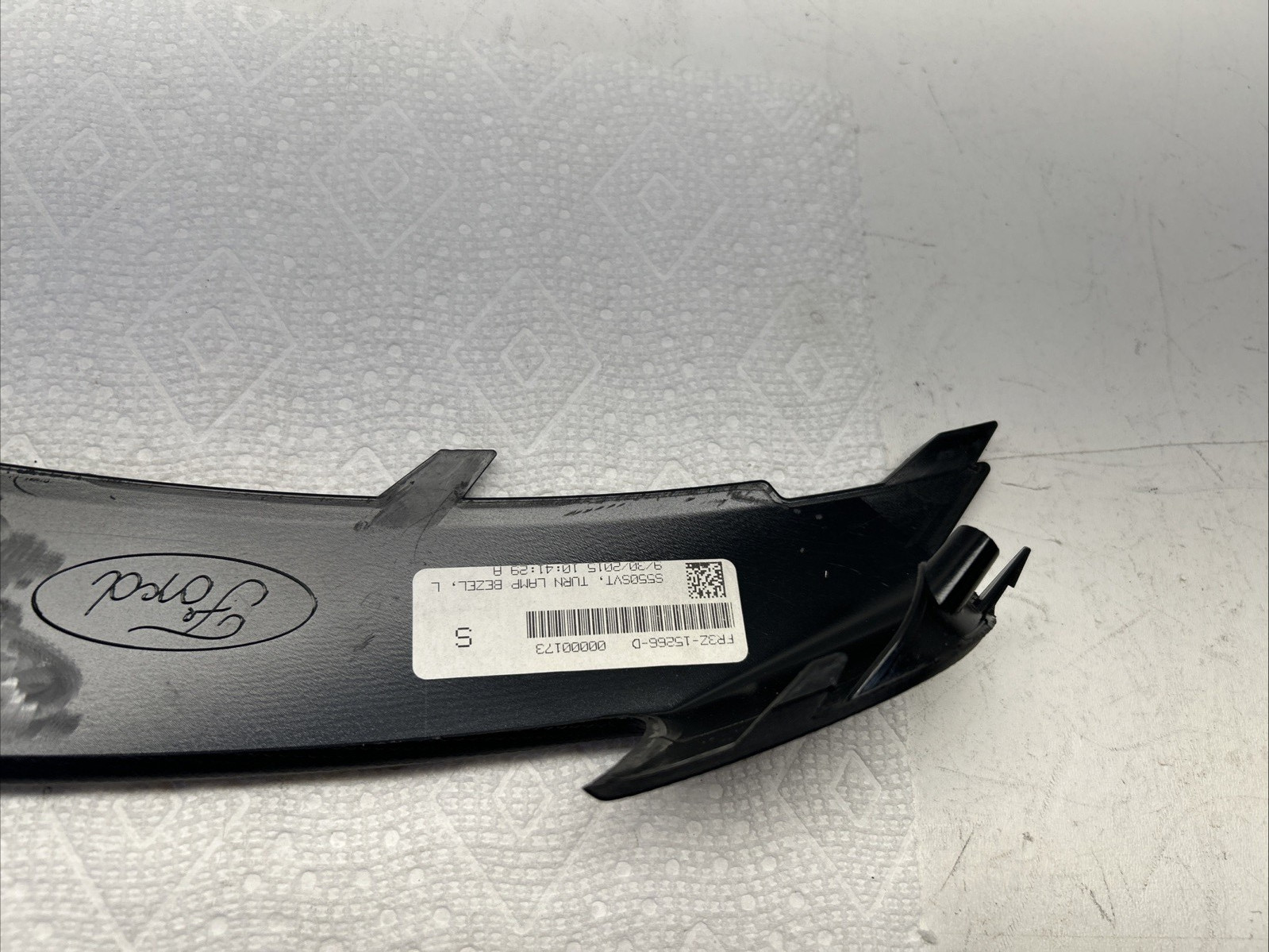 OEM FRONT LEFT SIDE MARKER LIGHT TRIM FOR 2015 - 2019 FORD GT350 FR3V-15A299-ACW