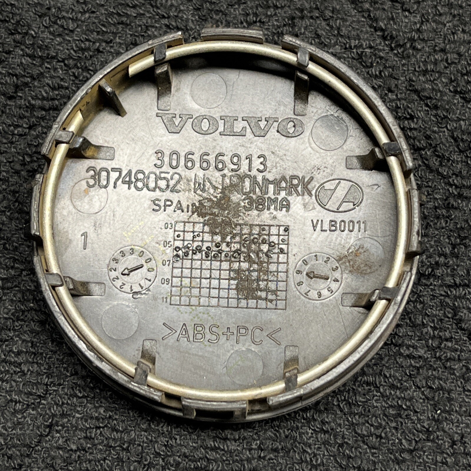 Volvo Various 30666913 OEM Wheel Rim Emblem Hub Cap Center Dust Cover ...