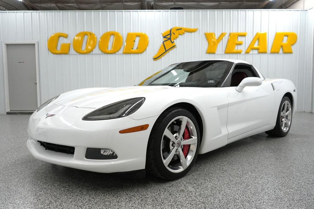 2005 Arctic White Chevrolet Corvette   | C6 Corvette Photo 2