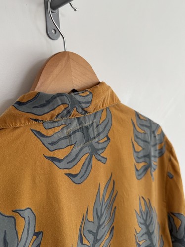 Camicia manica corta Nudie Jeans Co. "Arvid Leaf" stampa floreale senape M/rilassata - Foto 11 di 11