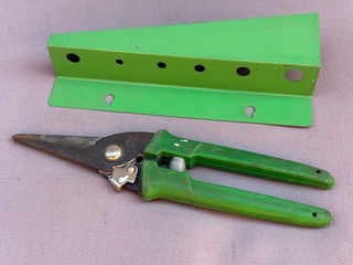 2 x Vintage DANIEL FORGE Australia Screwdriver WALL RACK & Cutters SNIPS...