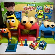 Rare Fisher-Price Sesame Street Giggle 'n Go Garage playset 2007 Complete In Box