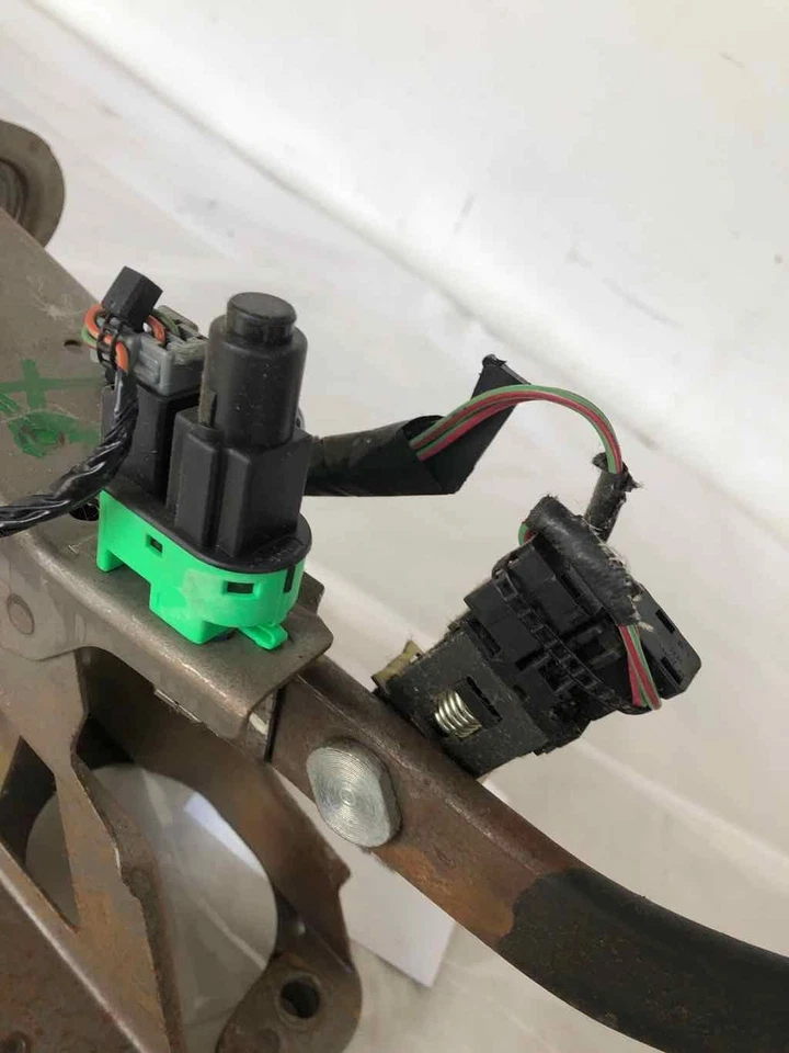 2006 FORD TAURUS Floor Brake Stop Foot Pedal w/ Bracket Sensor OEM - Image 3 of 4