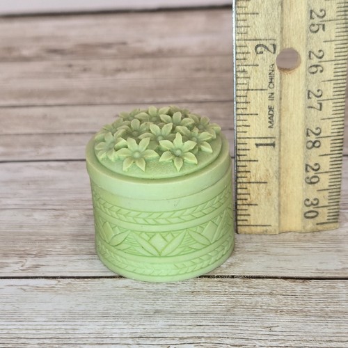 Contenedor Pastillero Baratija Verde Pequeño/Mini De Colección, Tapa Floral - Diseño Tallado B - Imagen 10 de 11