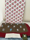 NEUF Gucci X DORAEMON GG foulard en soie monogramme suprême beige rouge cerise