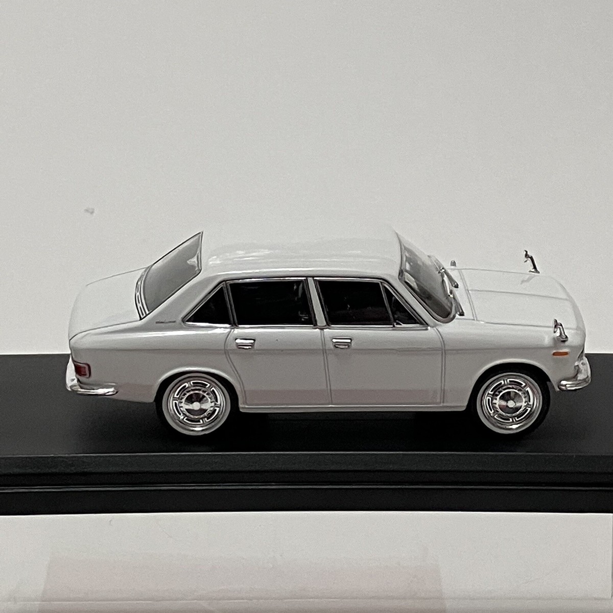 Hachette 1:43 Isuzu Florian Sedan 1967 Diecast Toy Car White