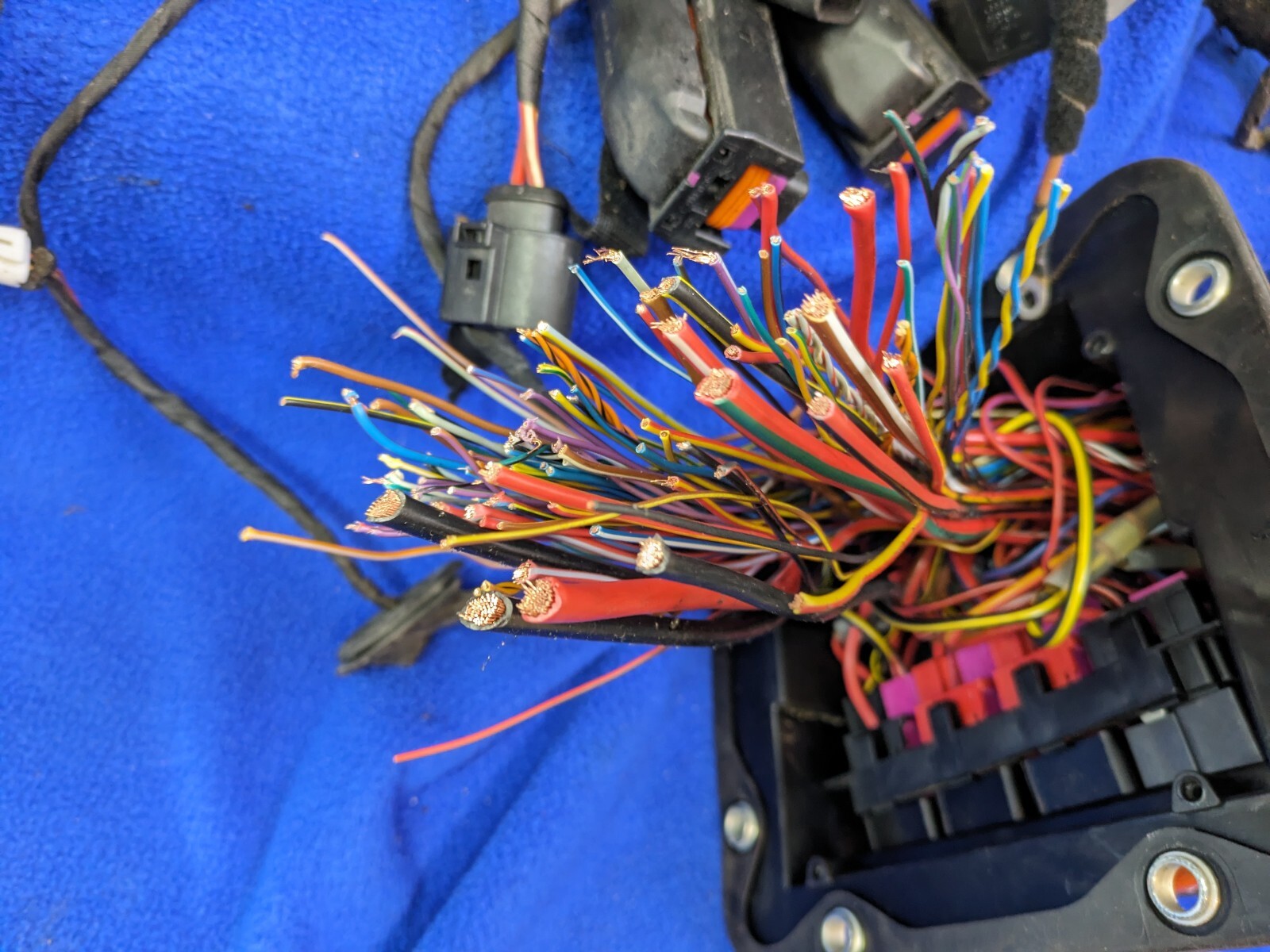 BENTLEY CONTINENTAL flying spur W12 ENGINE BAY FUSE BOX *CUT* 3D1937609A OEM