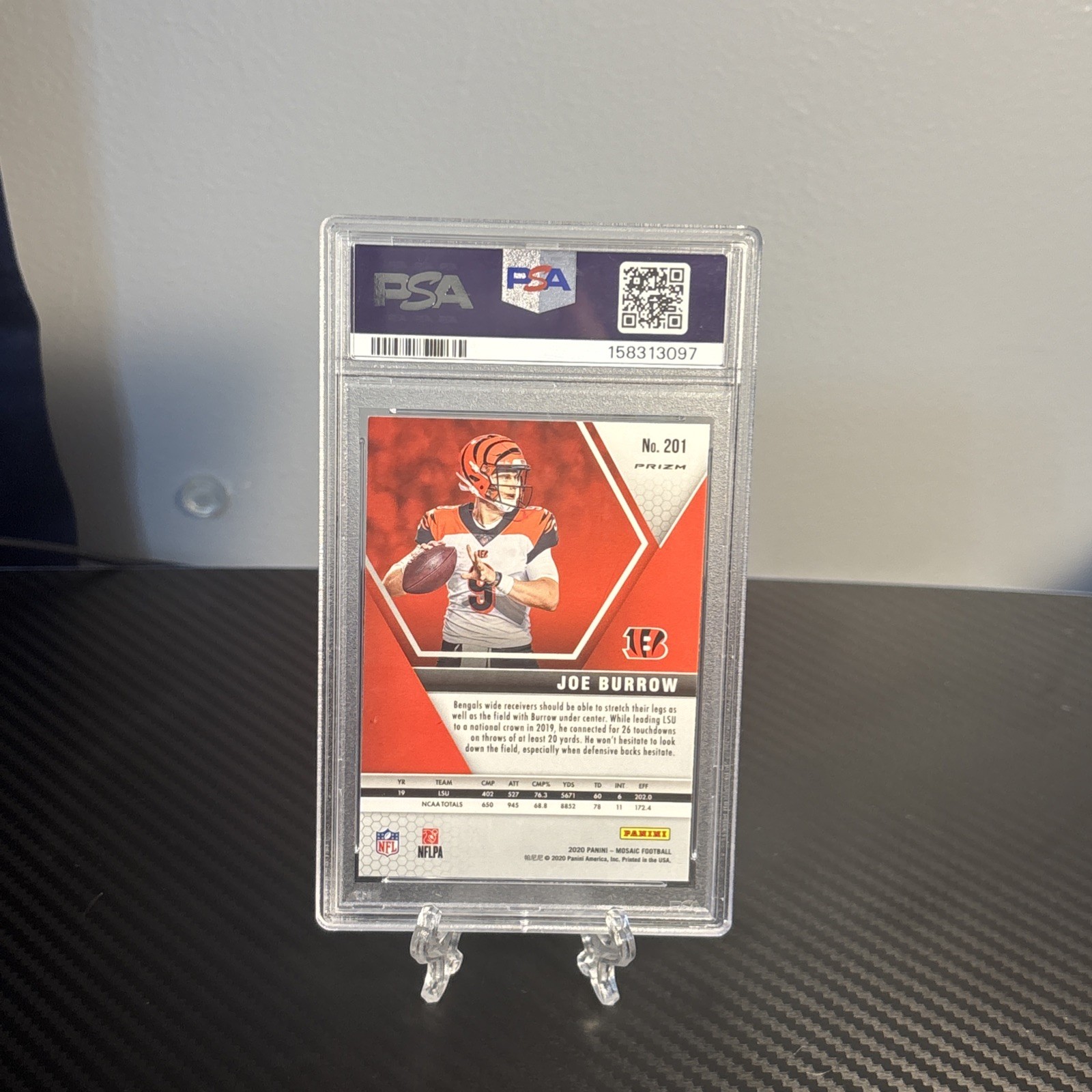 2020 Panini Mosaic - Rookies Joe Burrow #201 Red Mosaic Prizm (RC) view 2