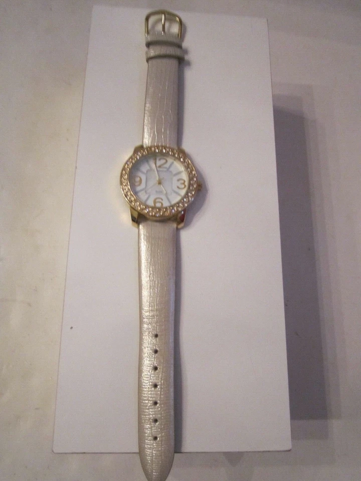 RELOJ CHICO'S - CORREA DE CUERO PLATEADO - CRISTALES EN BISEL - BBA-26 Foto 2 de 4