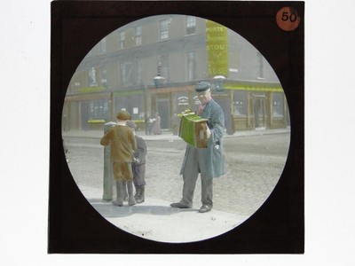 Akkordeonspieler Straßenmusiker handgetöntes Glas magische Laterne Folie