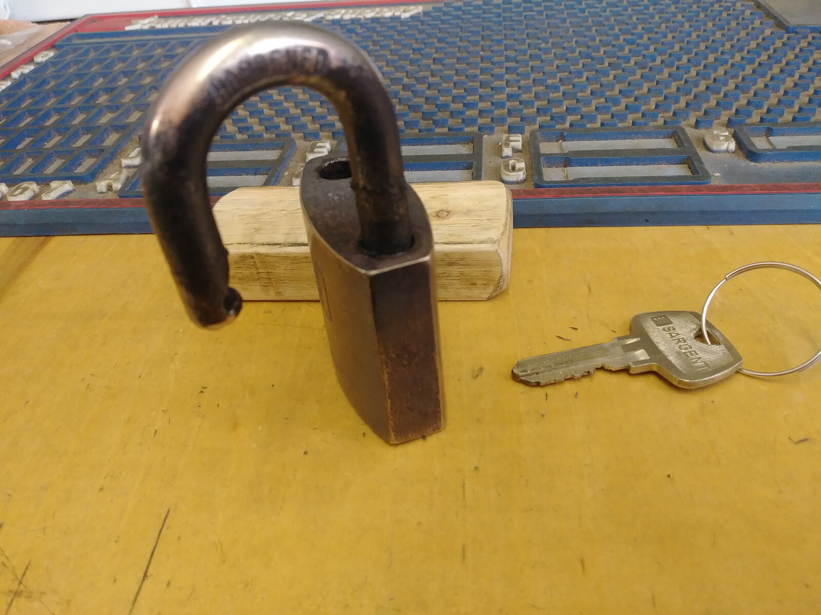 antique/vintage sargent padlock  new key padlock all original