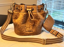 Mini borsa a secchiello Kate Spade in pelliccia sintetica Rosie: adorabile e accogliente per l'inverno