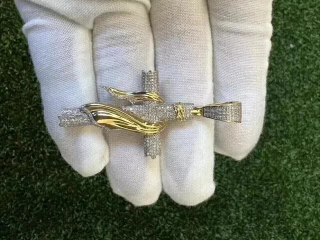 Colgante de 2 quilates con cruz de Jesús de moissanita real de corte redondo enchapado en oro de dos tonos de 14 quilates Foto 3 de 4