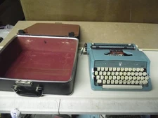 Vintage Brother Deluxe 895 Portable Typewriter with Suitcase