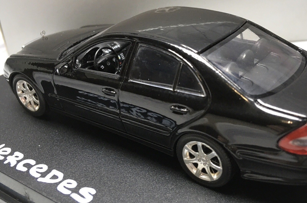 ミニチャンプス1/43 メルセデス・ベンツ Eクラス 2002年式 W211型 s-l1200.png