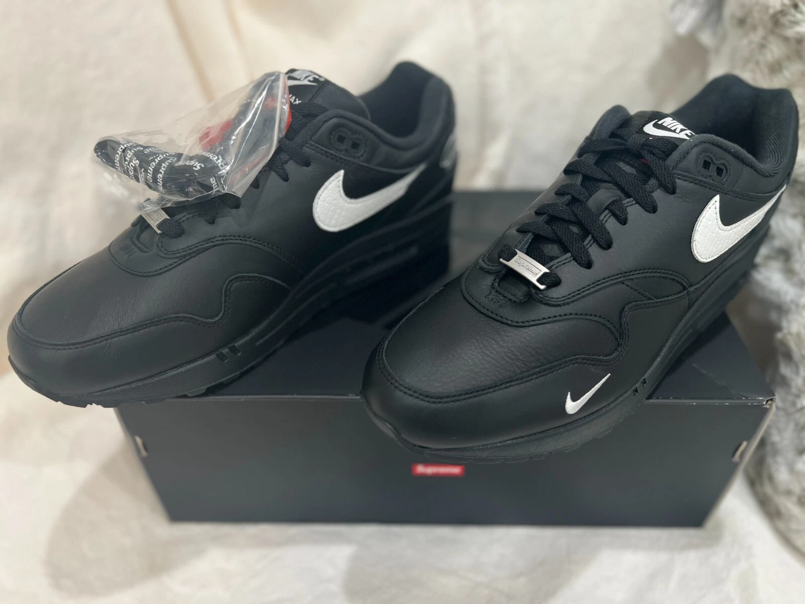 Supreme x Nike Air Max 1 Varsity Noir Taille 13 En Main Expédié sous 24 H