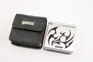 Nintendo Advance SP Tribal Print ohne Ladegerät getestet funktioniert in Hülle ohne Box