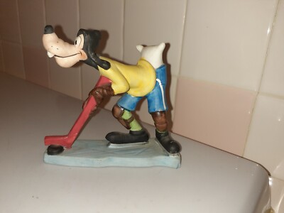 RARE Walt Disney GOOFY Playing Hockey Figurine 4.7'' x 1.7'' and 4.6'' tall
