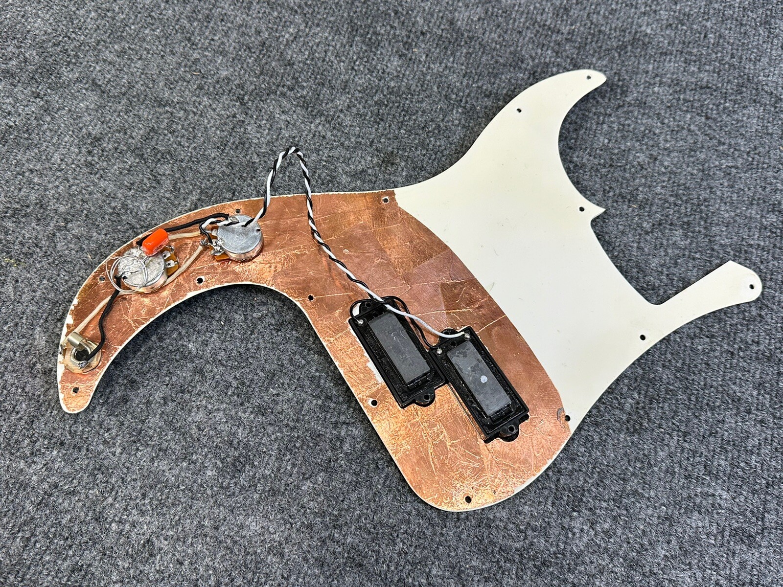 Squier P Bass Loaded Pickguard White/Cream Alpha Pots & Switchcraft