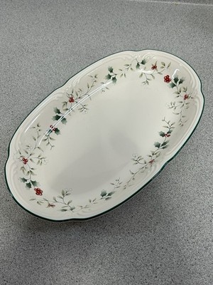 Pfaltzgraff Winterberry Oval Bread Tray Serving Dish 12  Holly
