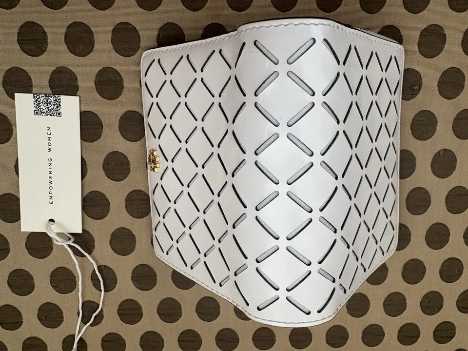 Estuche para tarjetas Tory Burch Emerson perforado con solapa óptica blanco como nuevo precio de venta sugerido por el fabricante 198 USD Foto 2 de 4