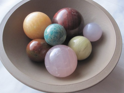 Edelsteine Kugeln in einer Schale, gemischt, 7 Teile