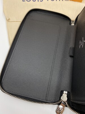 Louis Vuitton X Supreme Zippy Wallet. M67723. Black Epi Leather