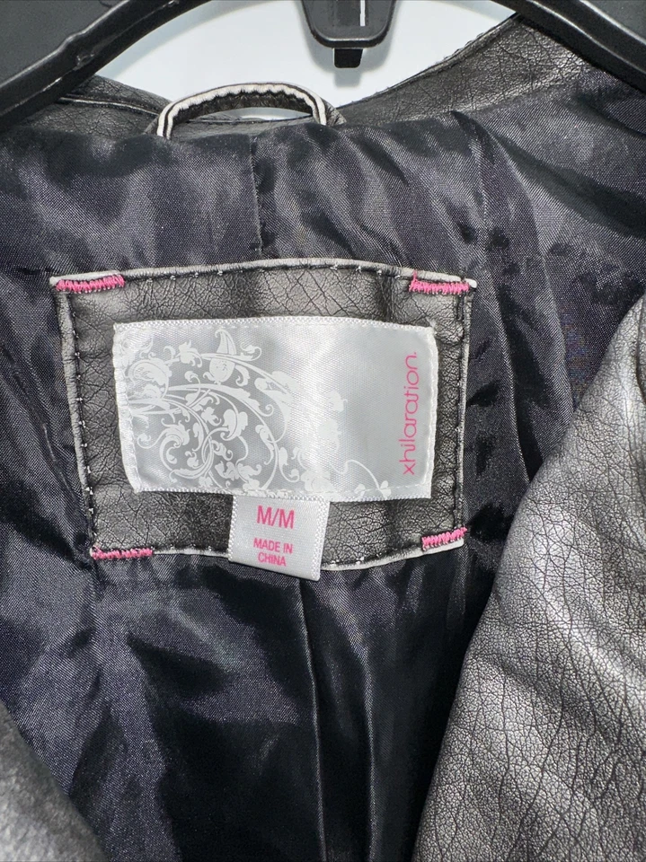 Женская куртка Xhilaration темно-серая искусственная кожа на молнии размер маленький отличное состояние. - Изображение 2 из 4