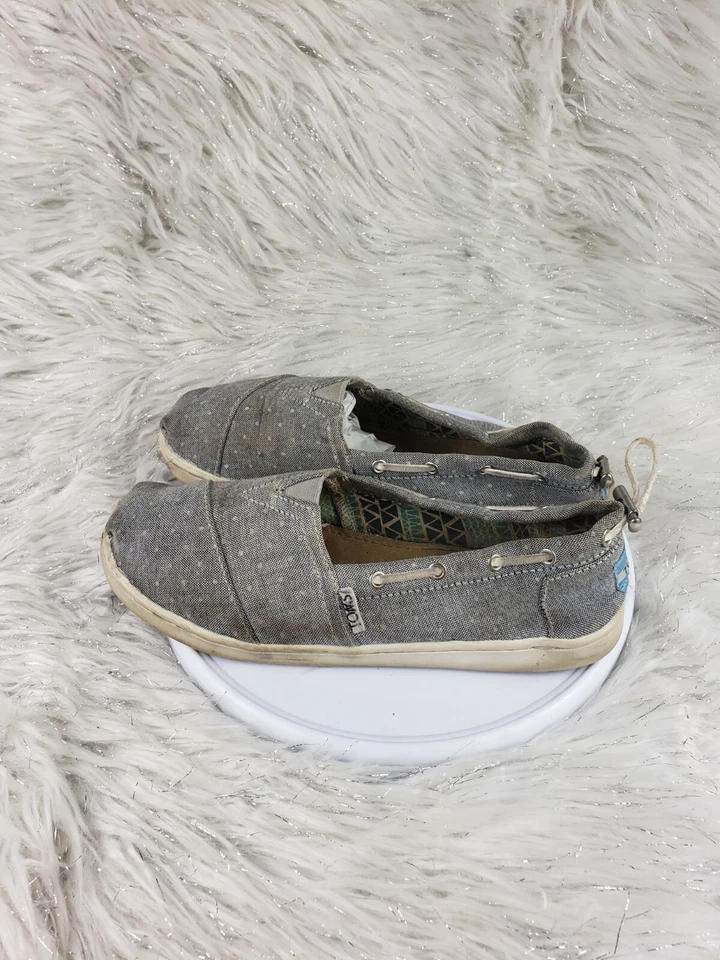 Zapatos informales sin cordones TOMS para jóvenes talla 3 grises blancos lunares Foto 3 de 4