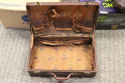 Antique 1920s Art Deco Pearl Celluloid Butterscotch 7 Pc Vanity Set With Case - Picture 3 of 13