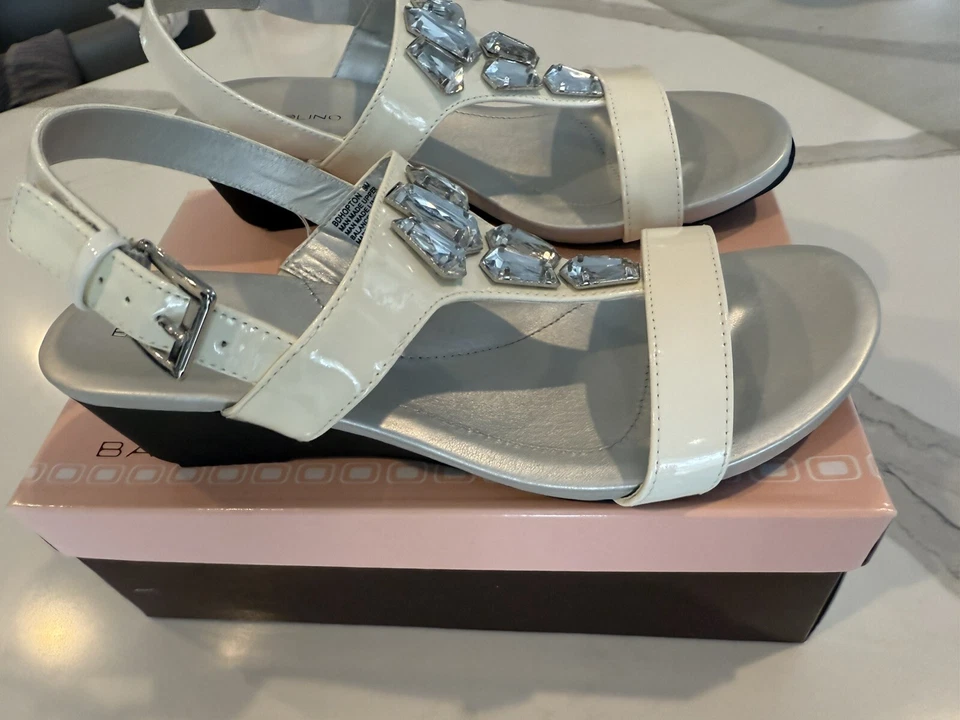 NUEVO EN CAJA Sandalias de Vestir Bandlino “Hopton” Medianas Blancas talla 9M Foto 3 de 4
