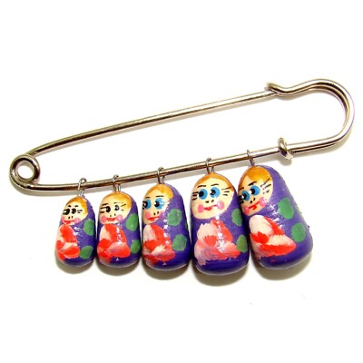 Broche matriochka Quand les poules auront des gants