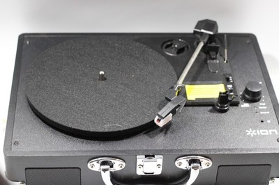 ION Audio Vinyl Motion tragbarer 3 Geschwindigkeiten Riemenantrieb Plattenspieler Gehäuseschaden FUNKTIONIERT!