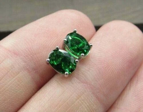 Aretes para mujer de plata de ley 925 de 7 x 5 mm con corte ovalado de circonita cúbica Foto 2 de 4