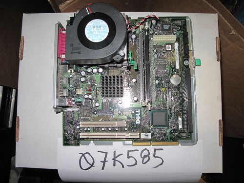 Dell 07K585 Motherboard + 1.80GHz PENTIUM 4 CPU + 256 MB RAM - 第 1/1 張圖片