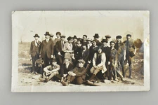 VTG 1910 - 1920 Antique Photograph Family Portait Flapper Bob Hairstyle Hats