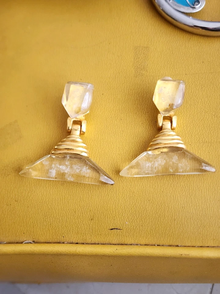 Brincos femininos Dominique Denaive Paris com clipe placa de ouro resina transparente robusto 2” - Imagem 3 de 4