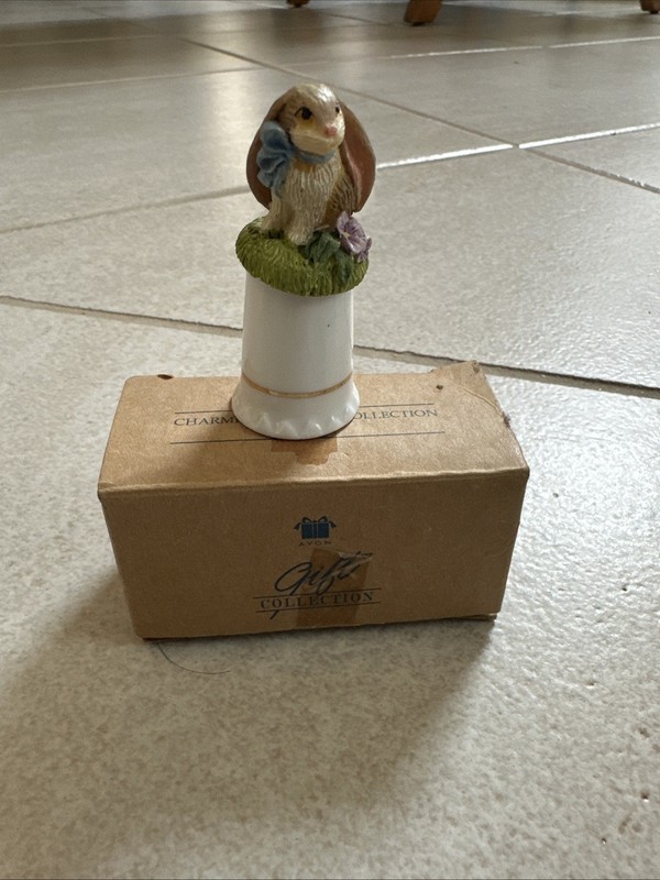 1999 Avon "BUNNY" Porcelain/Resin/22k Accent Charming Collection Thimble