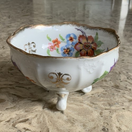 VINTAGE German Fluted Three-legged Trinket Dish Floral Design Gold Embellishment - Afbeelding 2 van 8
