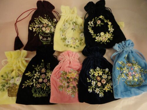  VELVET BAG WITH FLOWER DESIGN EMBROIDERY (DIFFERENT COLOR AND STYLES!!!!)* - Afbeelding 1 van 31