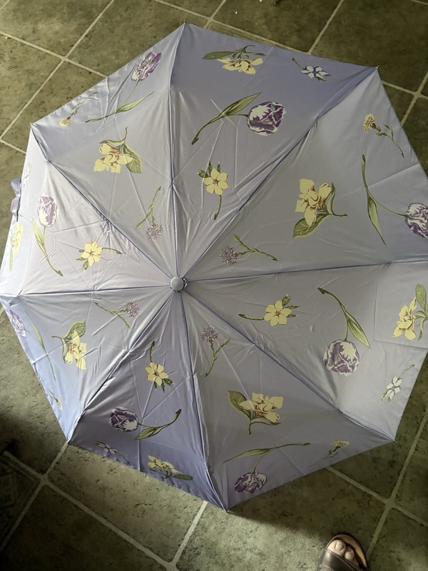 BRAND NEW AVON 2001 LAVENDER FLORAL SHOWERS UMBRELLA With COVER SLEEVE “READ”
