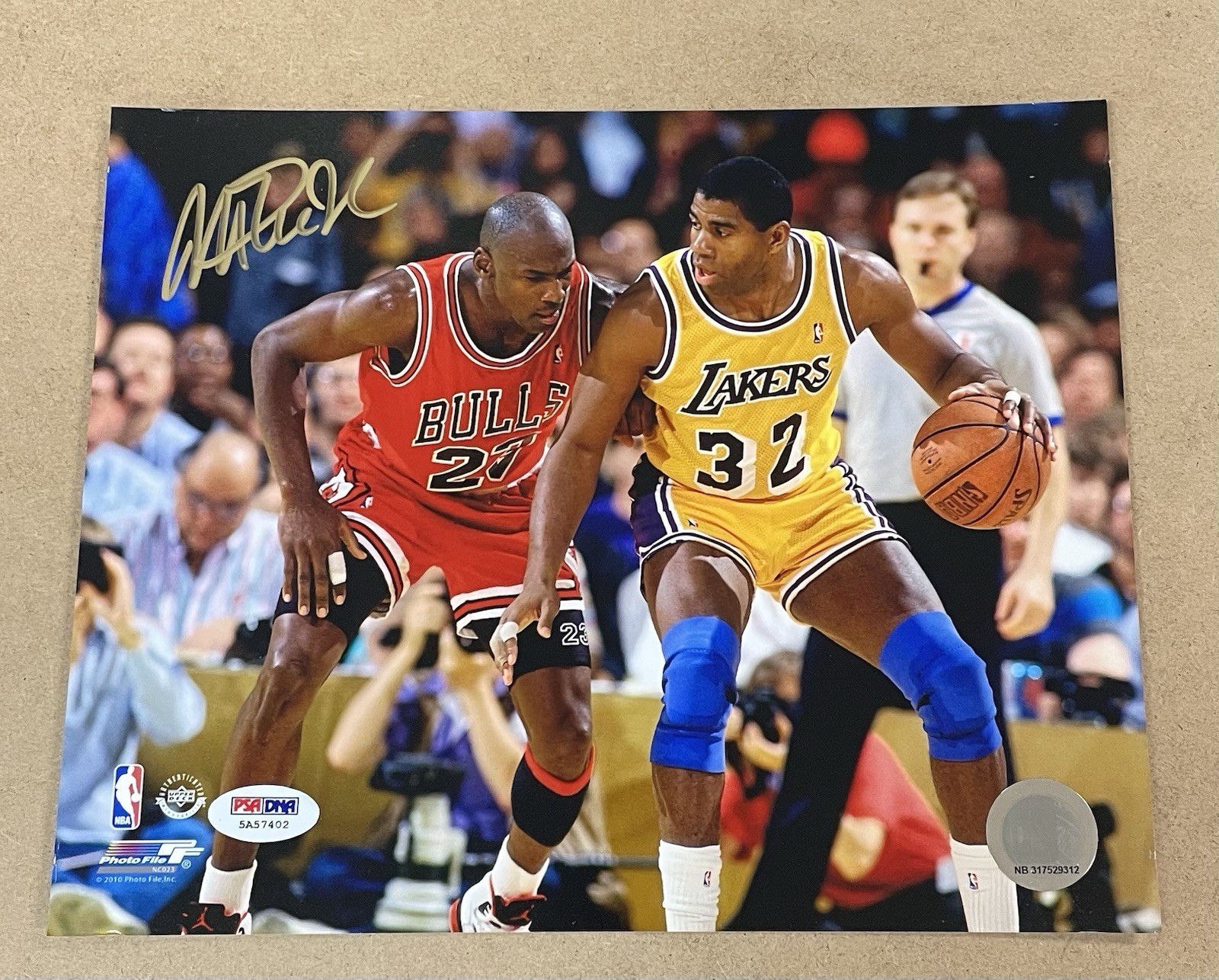 MAGIC JOHNSON AUTOGRAPH 8 X 10 PHOTOGRAPH / PSA DNA CERTIFIED (W/JORDAN)
