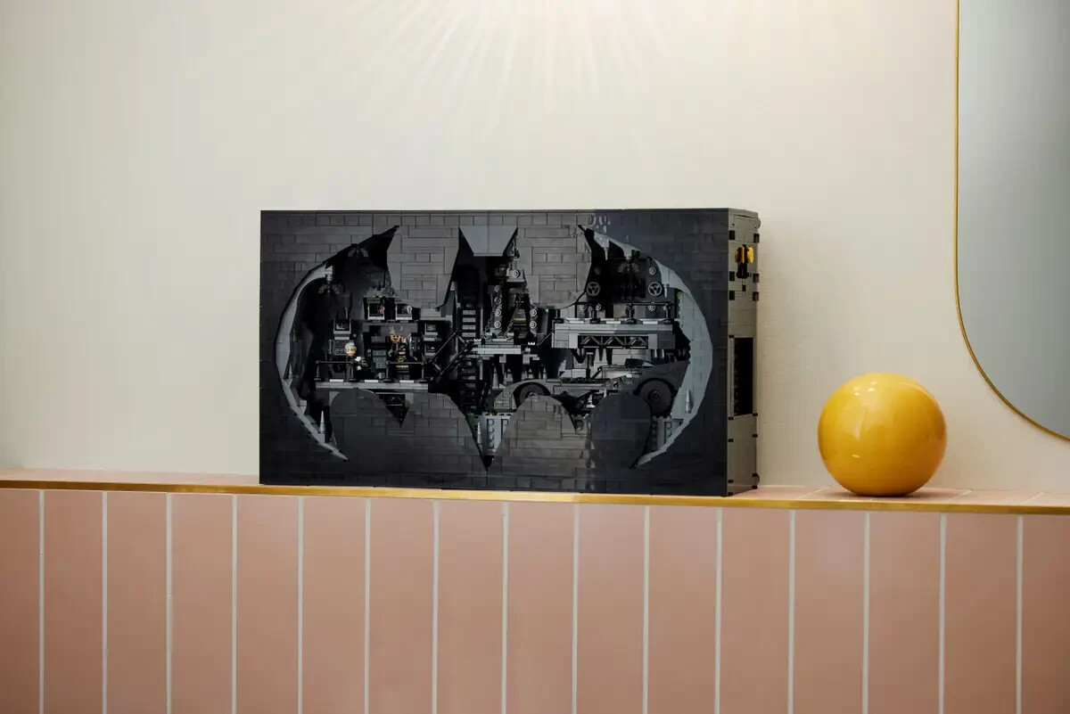 LEGO 76252 Batman Returns Batcave Shadow Box | UCS Display Set